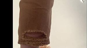 Sesi foto panas terbuka dengan rambut merah RitaFox di ruang belakang