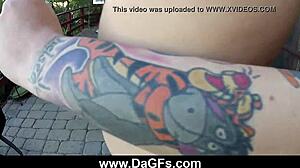 Action pipe intense de la brune emo sur le balcon ouvert