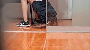 Скрытая камера шпионит за красивой аргентинской секретаршей из УБА в мини-юбке