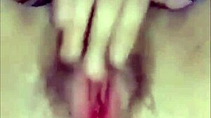 ホーニーなピナイ美女が濡れたマンコを指でイカせるまで