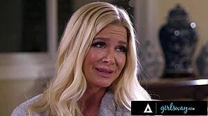 แม่เลี้ยงหีใหญ่ฟื้นตัวด้วยนิ้วและกรรไกรในเซสชั่นนั่งหน้ารุนแรง