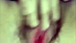 ホーニーなピナイ美女が濡れたマンコを指でイカせるまで