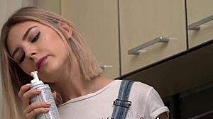 Ung sød pige viser fantastiske naturlige patter mens hun leger med fissen