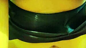 Gadis Amatur Malaysia Hisap Batang dan Hentam dalam Bilik Tidur