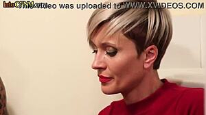 CFNM busty tatuerad MILF onanerar kille på toaletten