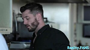 Stiefdochter 18+ met kleine tieten rijdt op stiefvaders lul in wild verhaal