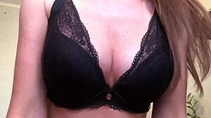 blonde met grote tieten plaagt in visnetkousen tijdens solo spel