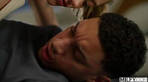 الـMILF الرياضية باربي تركب الطالب الجامعي بقوة! 😍