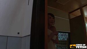 恥ずかしがり屋の日本人ティーンが静かな更衣室で全裸に