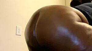 Beautiful BBW Demonstrates Impressive Squirt Fountain