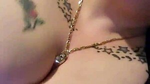 मिलो लेडीमोनार्क लड़कियों से जिनके विशाल पियर्स्ड चूचे हैं! 😍