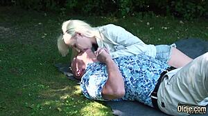 Helvete! Sexig blond tonåring 18+ hanterar gammal mans hårda kuk!