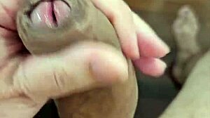 젠장, 귀여운 트윙크 자위하고 사정하는 거 봐... 너무 핫