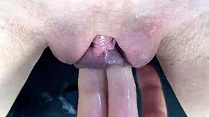 Spritzender Orgasmus mit Fingern, tropfnasse saftige Teen-Muschi in Nahaufnahme