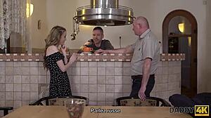 Daddy4K Šťastný starší chlap dostáva orál a šúcha oholenú pičku Jessi!
