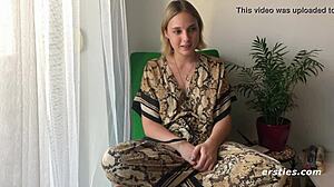 this horny babe's bath time, teasing her natural tits, isn't it sexy?