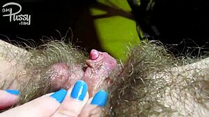 Szőrös ragacsos punci nagy csikkel közelről