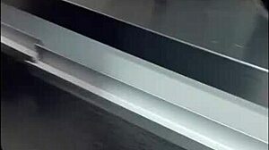 Acción secreta de creampie con la mamá de mi mejor amigo insinúa más