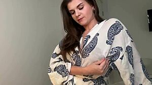 Мачеха поймана пасынком за мастурбацией в спальне