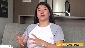 hej, poglej to velikoprsno latinsko amaterko, ki se duši z ogromnim kurcem med lažnim intervjujem, človek, nori je na to globoko grlo z agentom