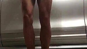 あのチンポ、ジムガレージで覗いてる？ボイラシーン