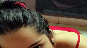 шлюха Уайт Мун сосет у горячей ванны.