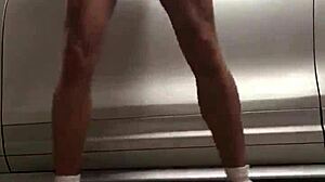 あのチンポ、ジムガレージで覗いてる？ボイラシーン