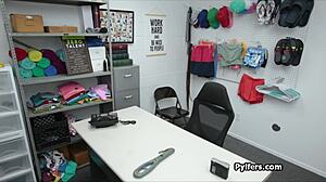 Gadis teen 18+ naik kontol polisi di kantor. dia robek bajunya dan jari bokongnya keras.