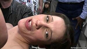 فتاة تُلكم بقوة في مغسلة، لعنة