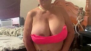 タイトなマンコを激しい指マンで毎回最高の快楽