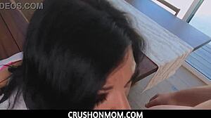 Заварени сине, направи Мона Азар толкова щастлива с това късметлийско чукане!