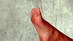 Vi loira linda e morena sexy fazendo sexo lésbico quente no chuveiro, lambendo e beijando