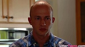 Majhna rjavolaska varuška sesa kurca in jebe hardcore v doggystyle