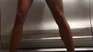 あのチンポ、ジムガレージで覗いてる？ボイラシーン