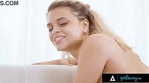 야, 브리타니 앤드류스가 데코레이터 데스티니 18+ 크루즈로 뜨거운 레즈비언 액션 갈구해!