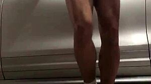 あのチンポ、ジムガレージで覗いてる？ボイラシーン