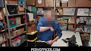 Agente pervertito cattura ladra asiatica calda Aurora Winters. Lei viene spogliata e scopata duro.