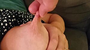 Hej, glej nas kako tepemo joške in vlečemo bradavice močno nocoj!