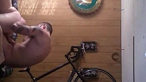 アシュリー・ケニーがこのミルフシーンでするようにあの天然巨乳を吸うのが好き？！