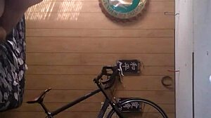 アシュリー・ケニーがこのミルフシーンでするようにあの天然巨乳を吸うのが好き？！