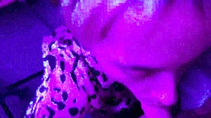 Cum-éhes amatőr csaj szívja ki a farkakat pizsamában