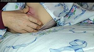 Старият тип лиже обръснатата пичка и тесния задник на Кеке