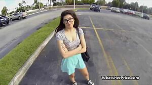 Hej, najstnica 18+ z očali, sesaj mi ob avtu zdaj!