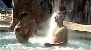 Relaxando com boquete e anal na piscina da praia