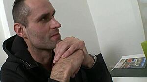 Essa Gata Tira a Camisa Azul Dele para Ação Hardcore