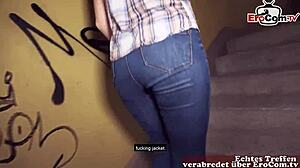 طالبة خجولة سائحة تجرب النيك الخام في الهواء الطلق مع ألماني