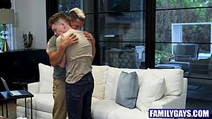 Stiefmoeder Mag Nooit Weten Van Stiefzoons Gay Affair