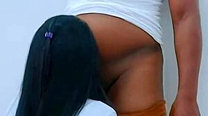 Aikuinen pari jakaa kuuman seksin villissä bileissä turvonneen kaunottaren kanssa