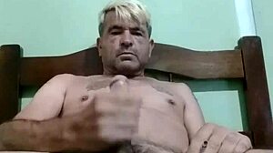 Cavalgando pau gostoso encheu buceta de leite