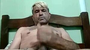 Cavalgando pau gostoso encheu buceta de leite